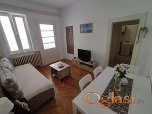 DVOSOBAN NAMEŠTEN STAN ŠIRI CENTAR 400 EURA